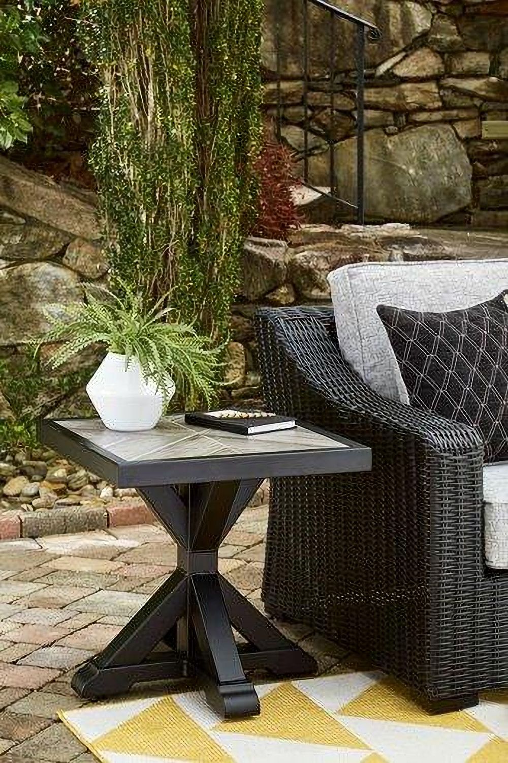 Beachcroft Outdoor End Table In Black/Light Gray P792702