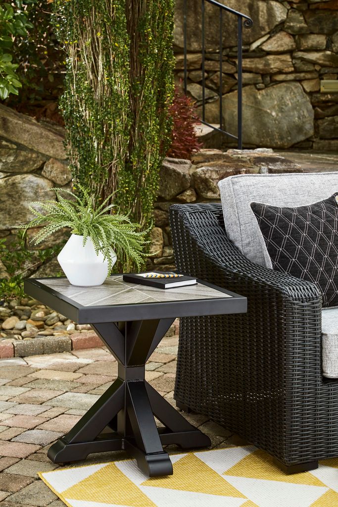 Beachcroft Outdoor End Table In Black/Light Gray P792702