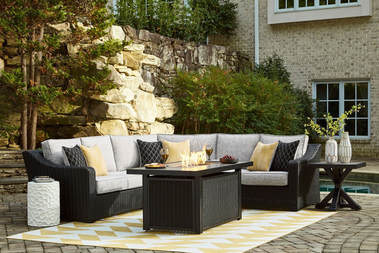 Beachcroft 3-Piece Outdoor Sectional In Black/Light Gray P792P1