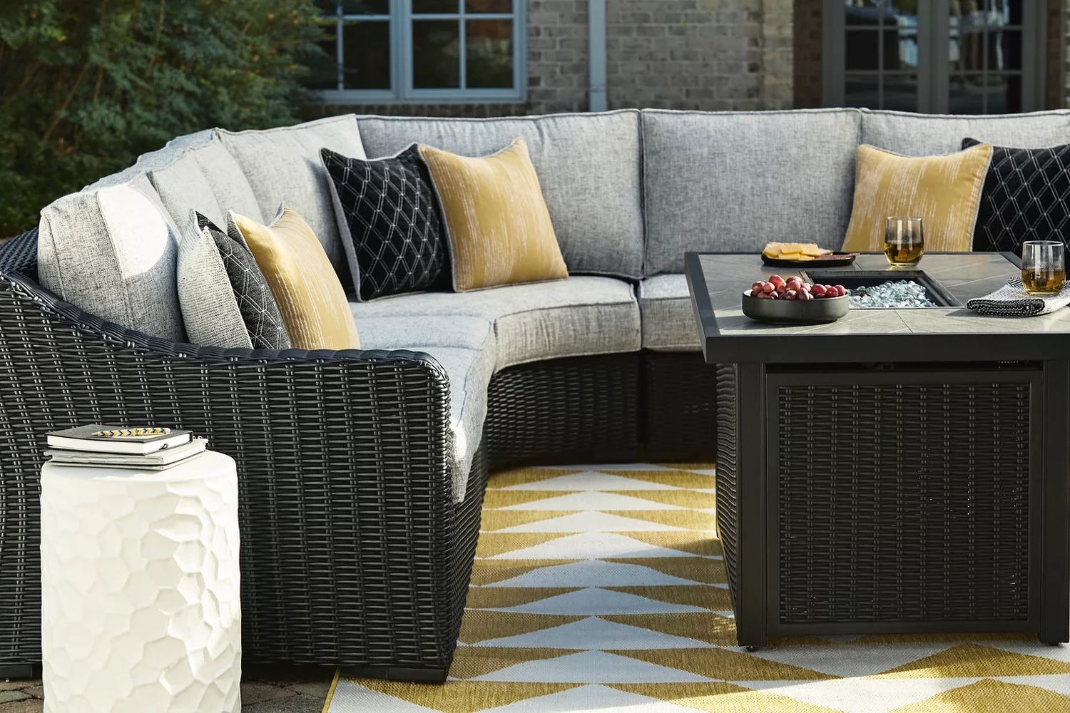 Beachcroft 3-Piece Outdoor Sectional In Black/Light Gray P792P1
