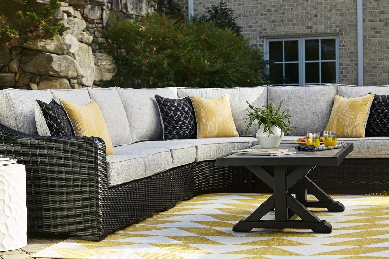 Beachcroft 3-Piece Outdoor Sectional In Black/Light Gray P792P1