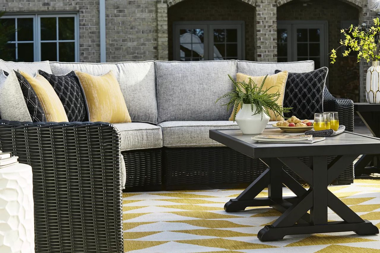 Beachcroft 3-Piece Outdoor Sectional In Black/Light Gray P792P1
