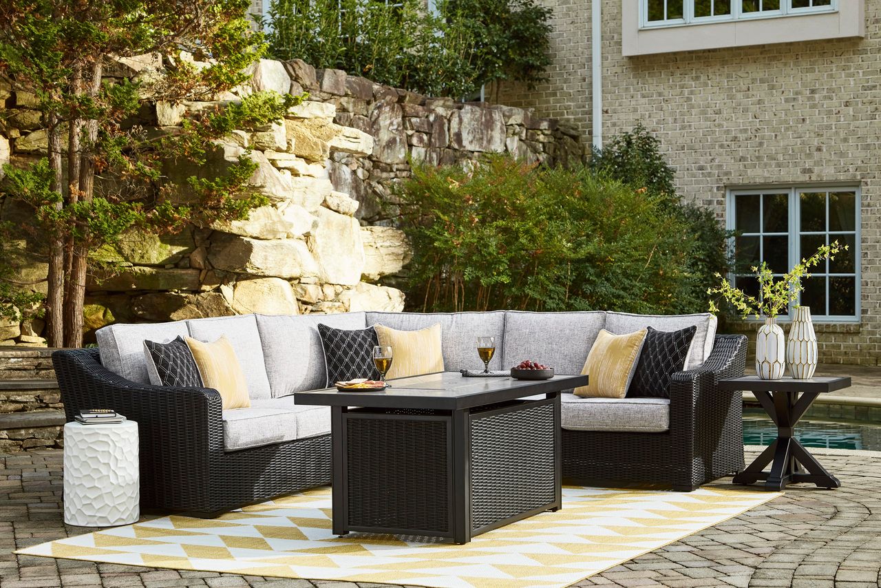 Beachcroft 3-Piece Outdoor Sectional In Black/Light Gray P792P1