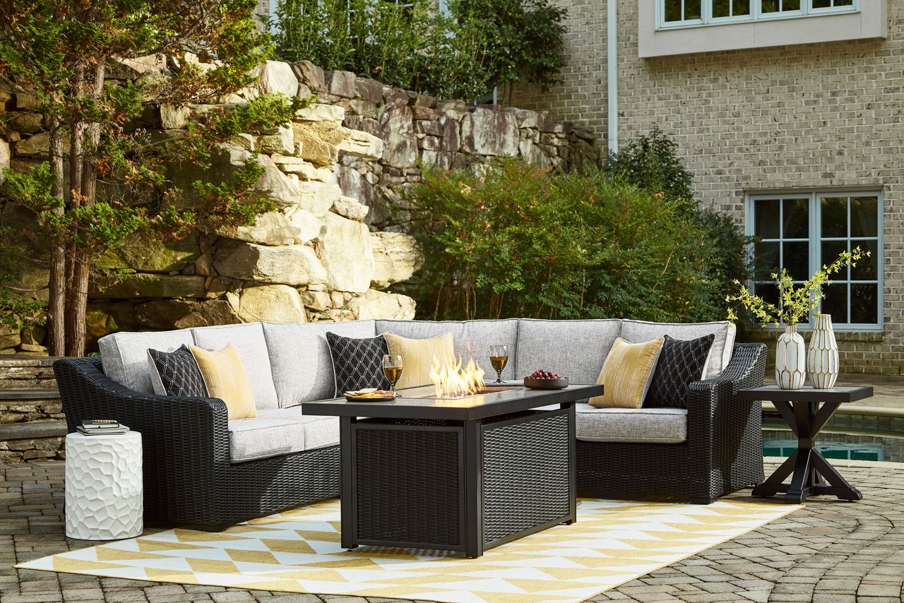 Beachcroft 3-Piece Outdoor Sectional In Black/Light Gray P792P1