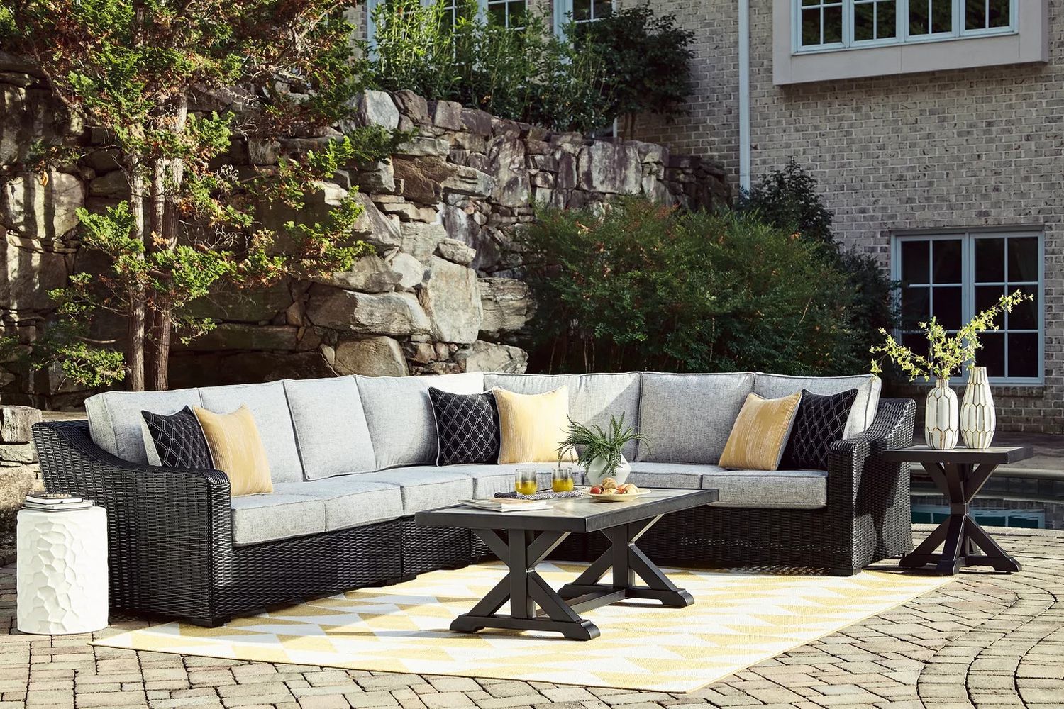 Beachcroft 4-Piece Outdoor Sectional In Black/Light Gray P792P2