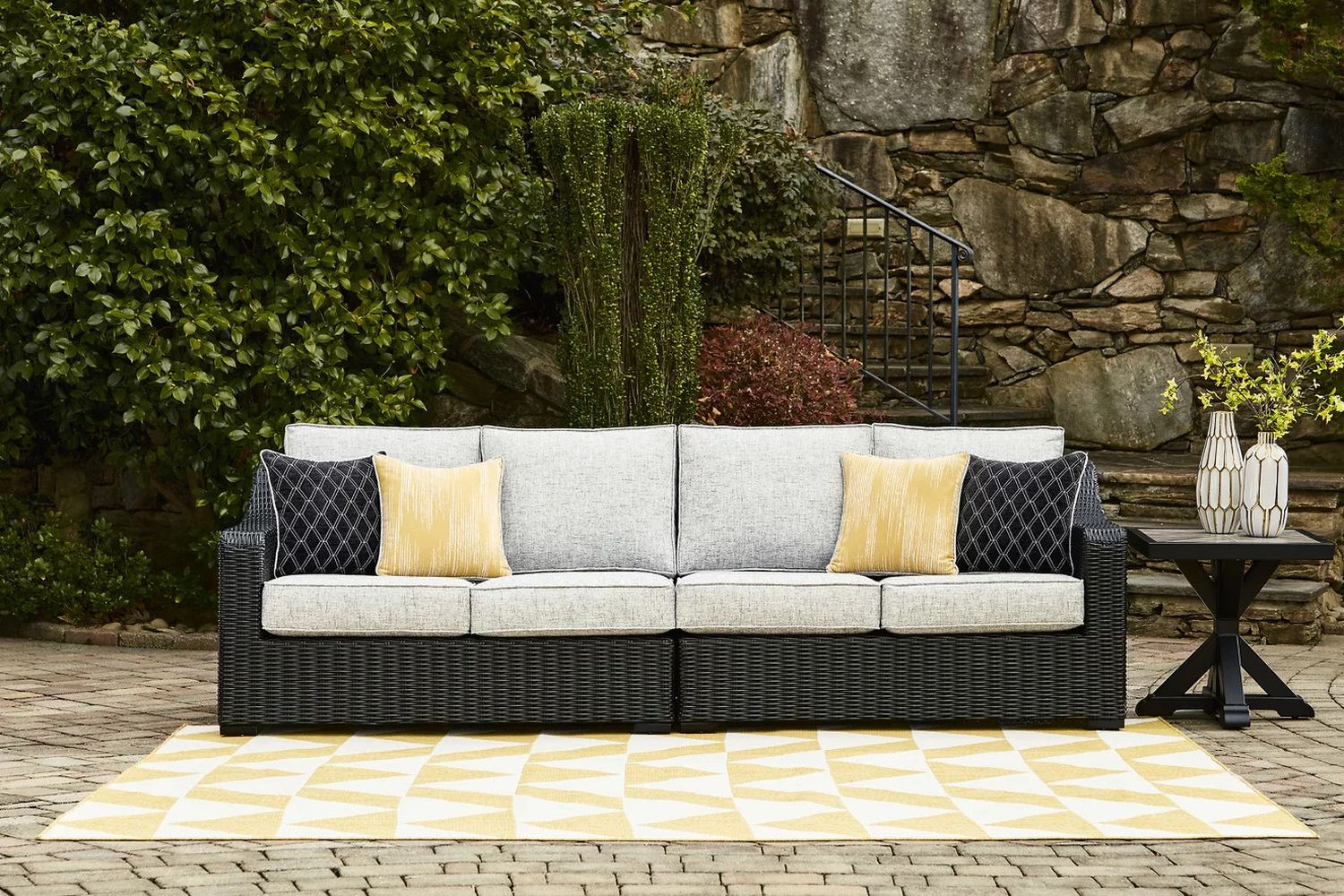 Beachcroft 4-Piece Outdoor Sectional In Black/Light Gray P792P2