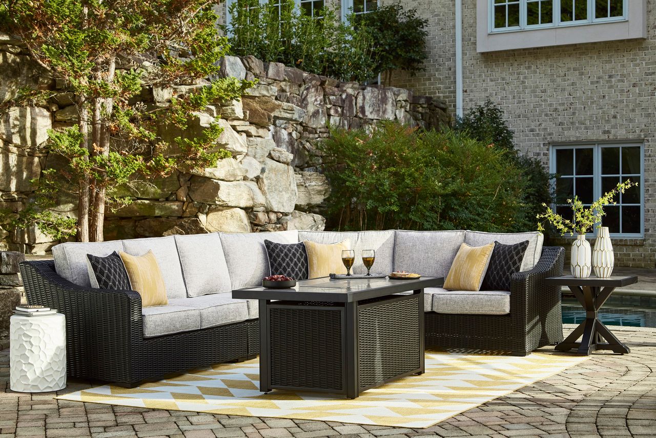 Beachcroft 4-Piece Outdoor Sectional In Black/Light Gray P792P2