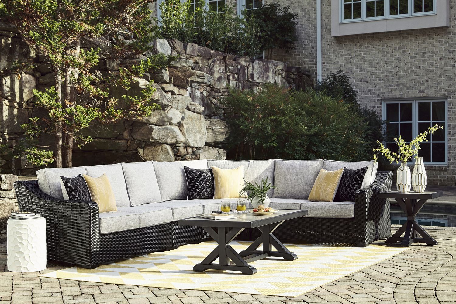 Beachcroft 5-Piece Outdoor Sectional In Black Light Gray P792P6