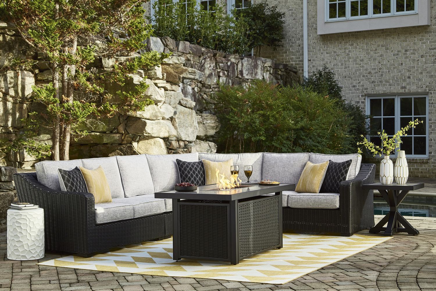 Beachcroft 5-Piece Outdoor Sectional In Black Light Gray P792P6