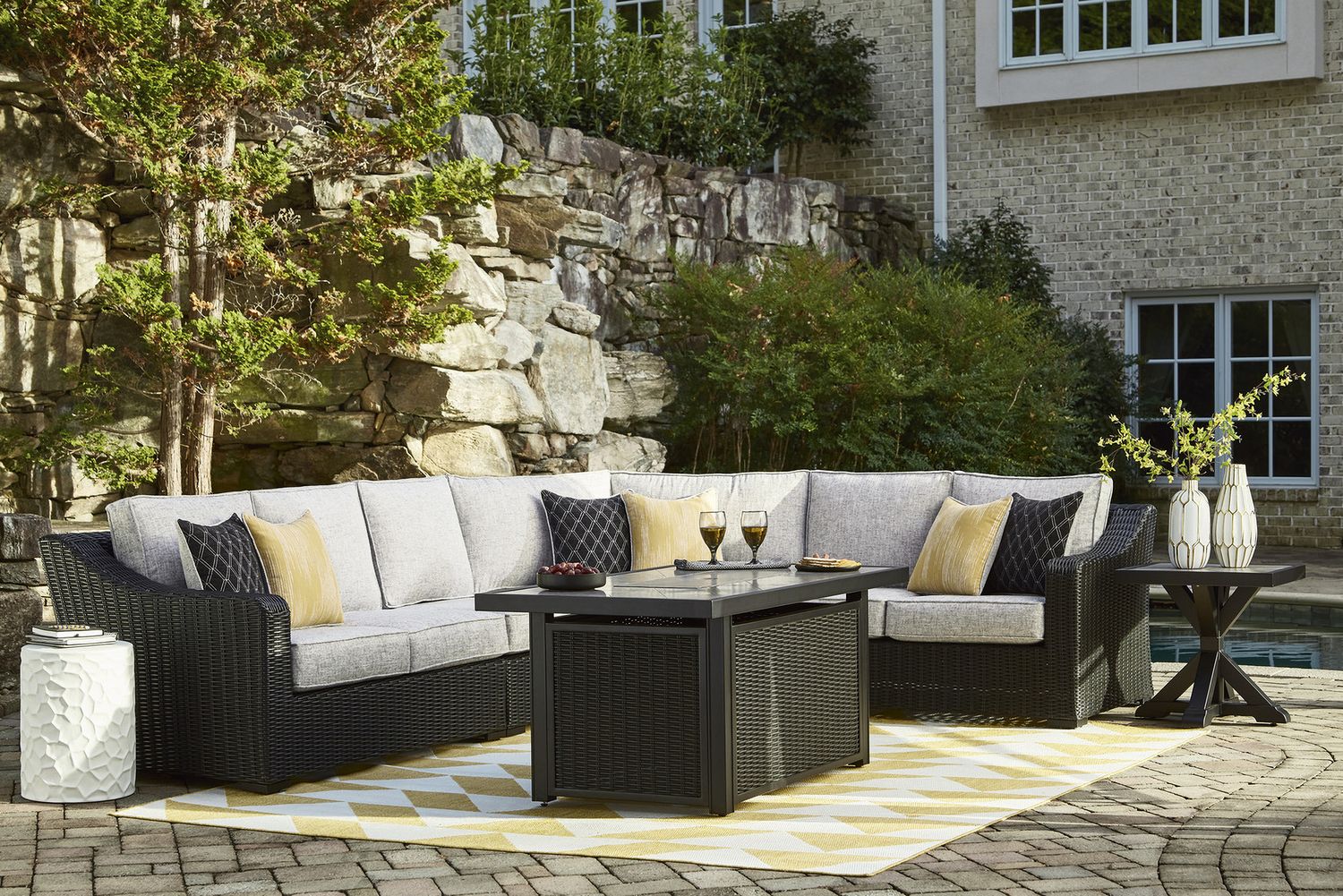Beachcroft 5-Piece Outdoor Sectional In Black Light Gray P792P6