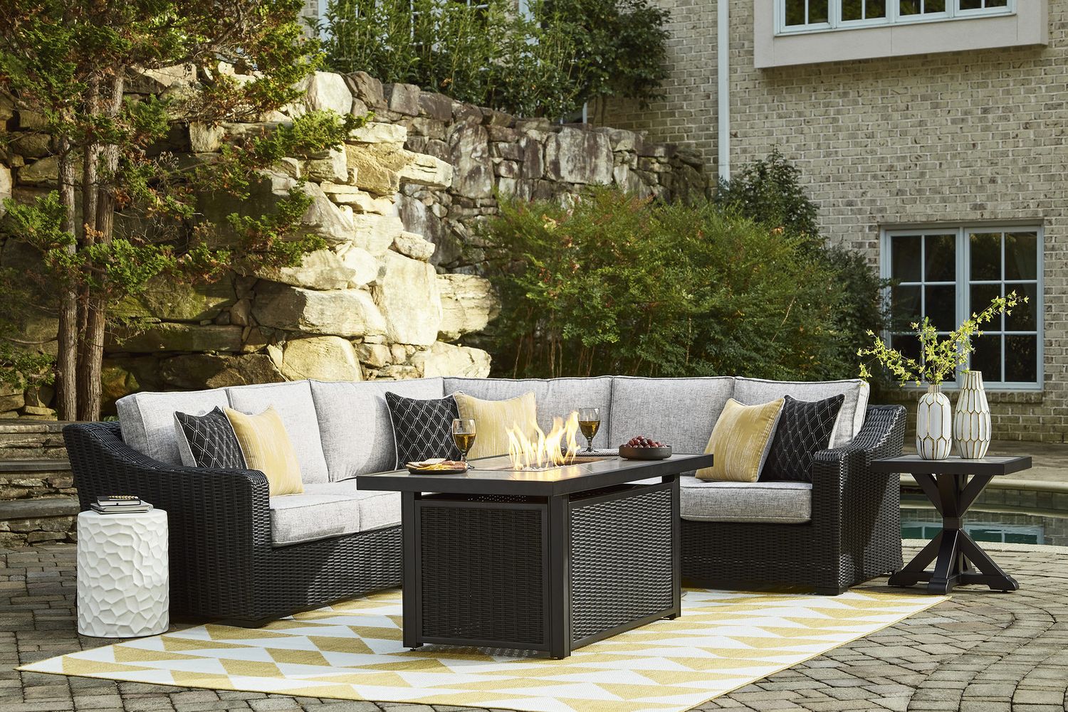Beachcroft 5-Piece Outdoor Sectional In Black Light Gray P792P6