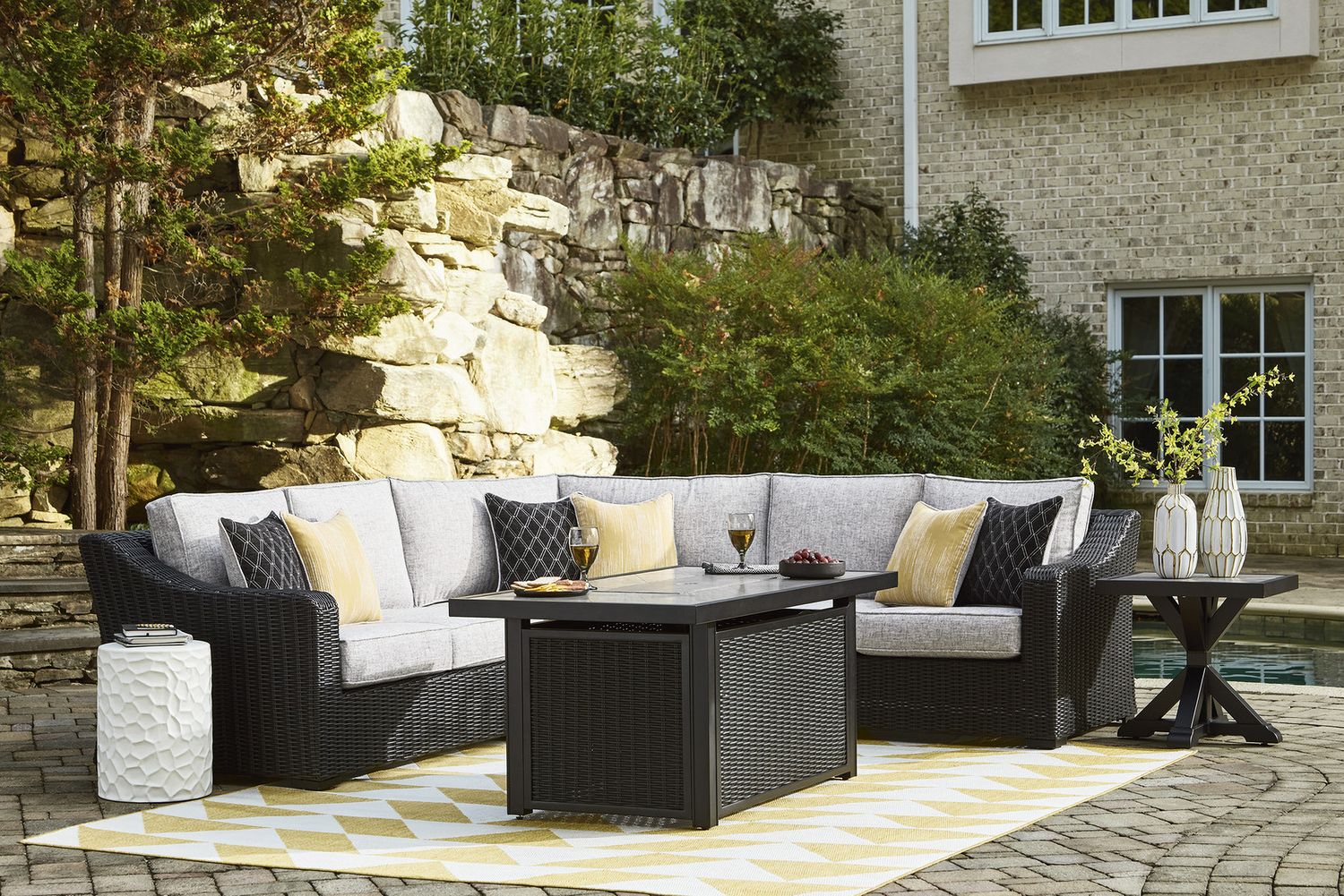 Beachcroft 5-Piece Outdoor Sectional In Black Light Gray P792P6