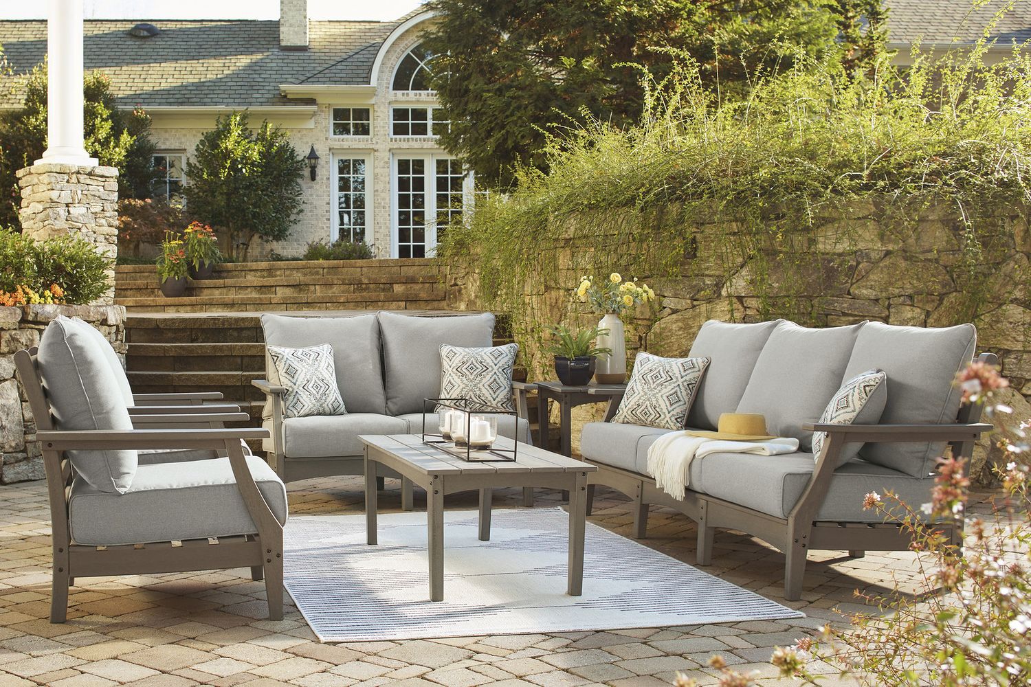 Visola Gray Loveseat w/Cushion P802835