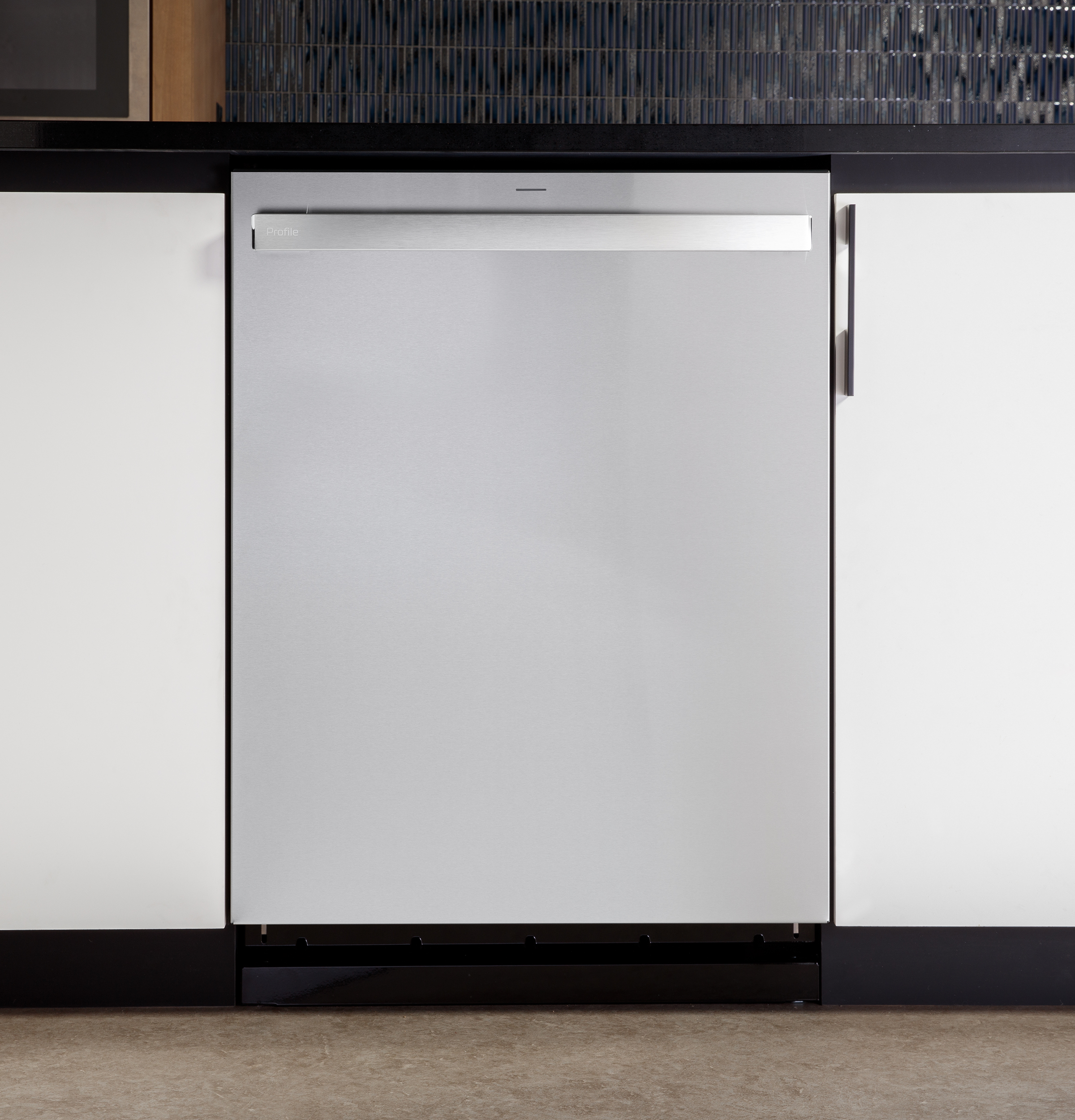 Fingerprint Resistant Top Control Stainless Interior Dishwasher with Microban Antimicrobial Technology view 4