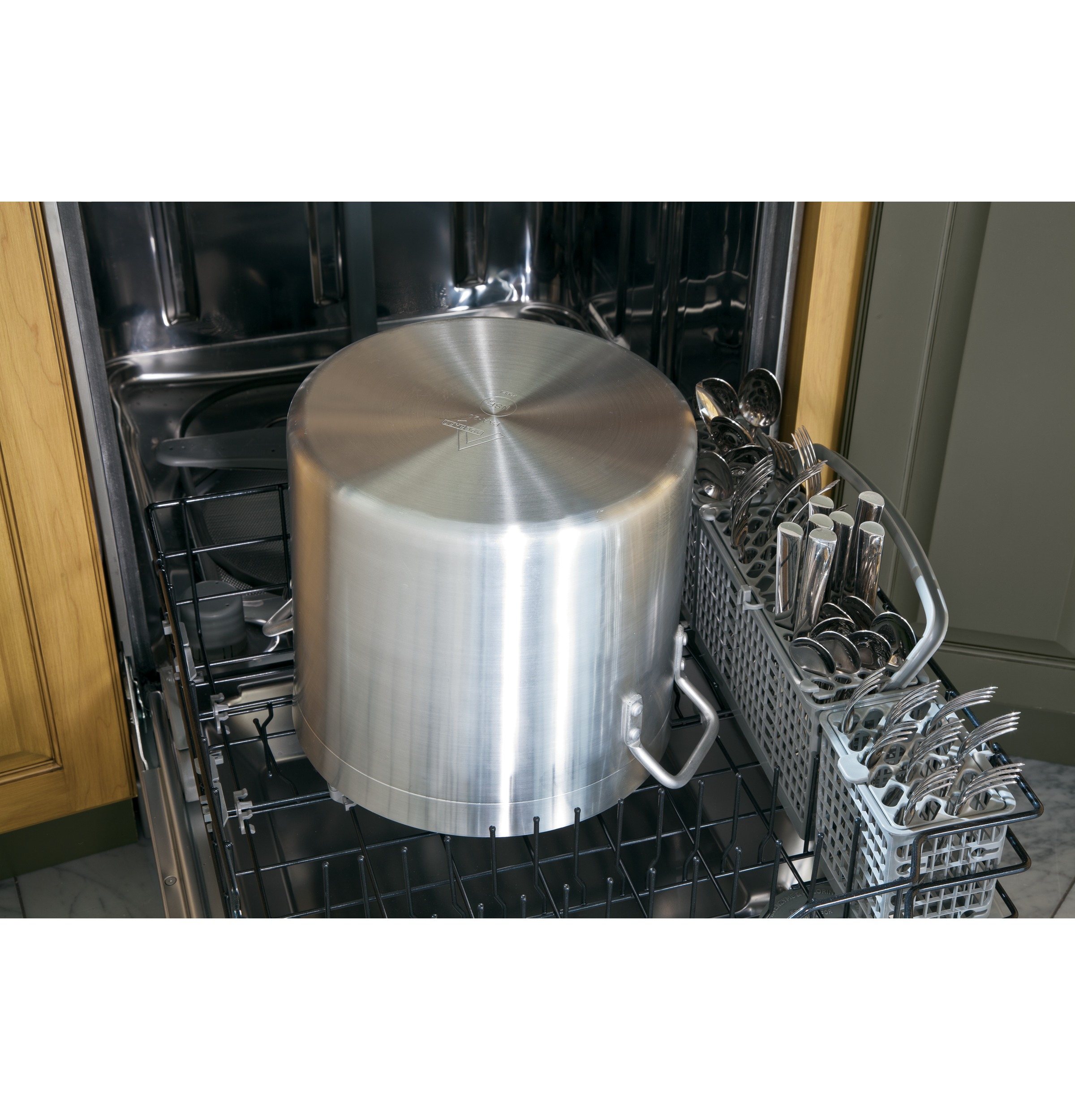 Dishwasher with SmartDispense Technology PDWT302VII, product image 4 of 5