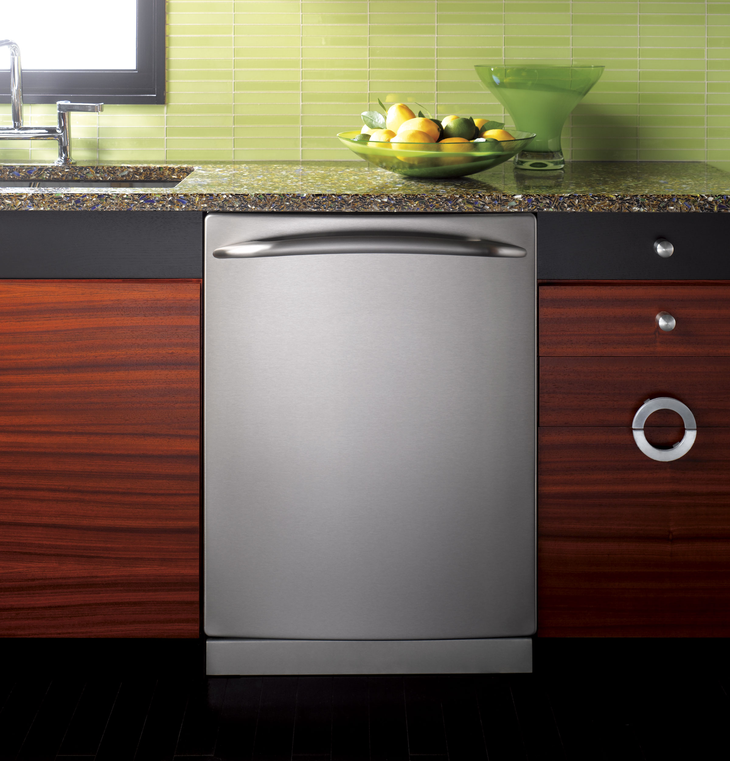 Dishwasher with SmartDispense Technology PDWT580RSS