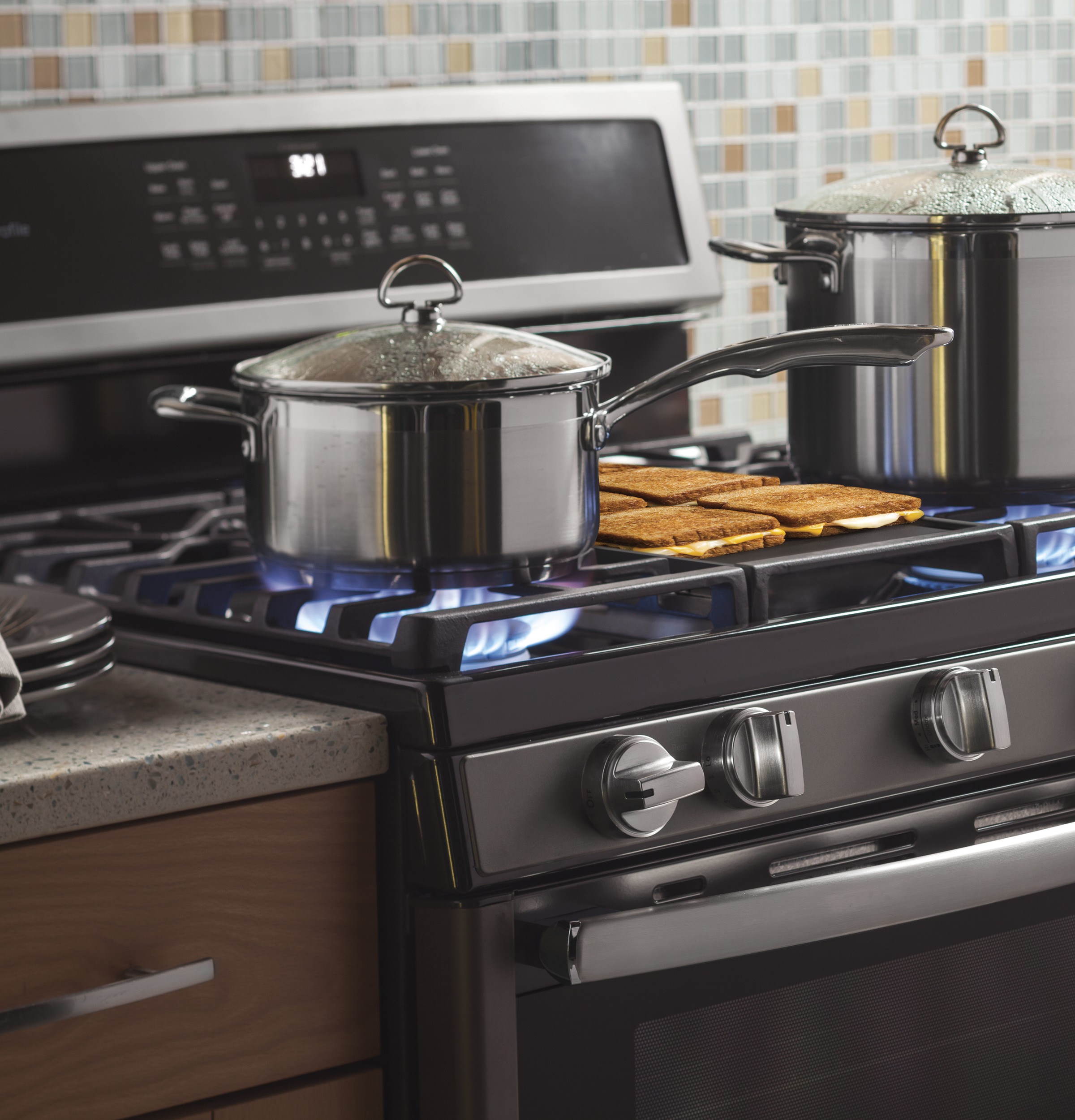 30" Free-Standing Gas Double Oven Convection Range PGB960SEJSS