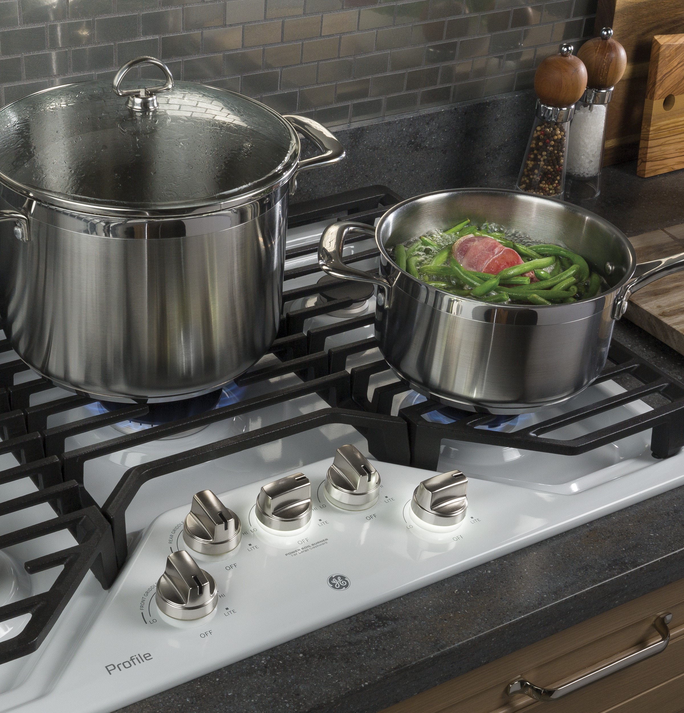 30" Built-In Gas Cooktop with 5 Burners PGP7030DLWW