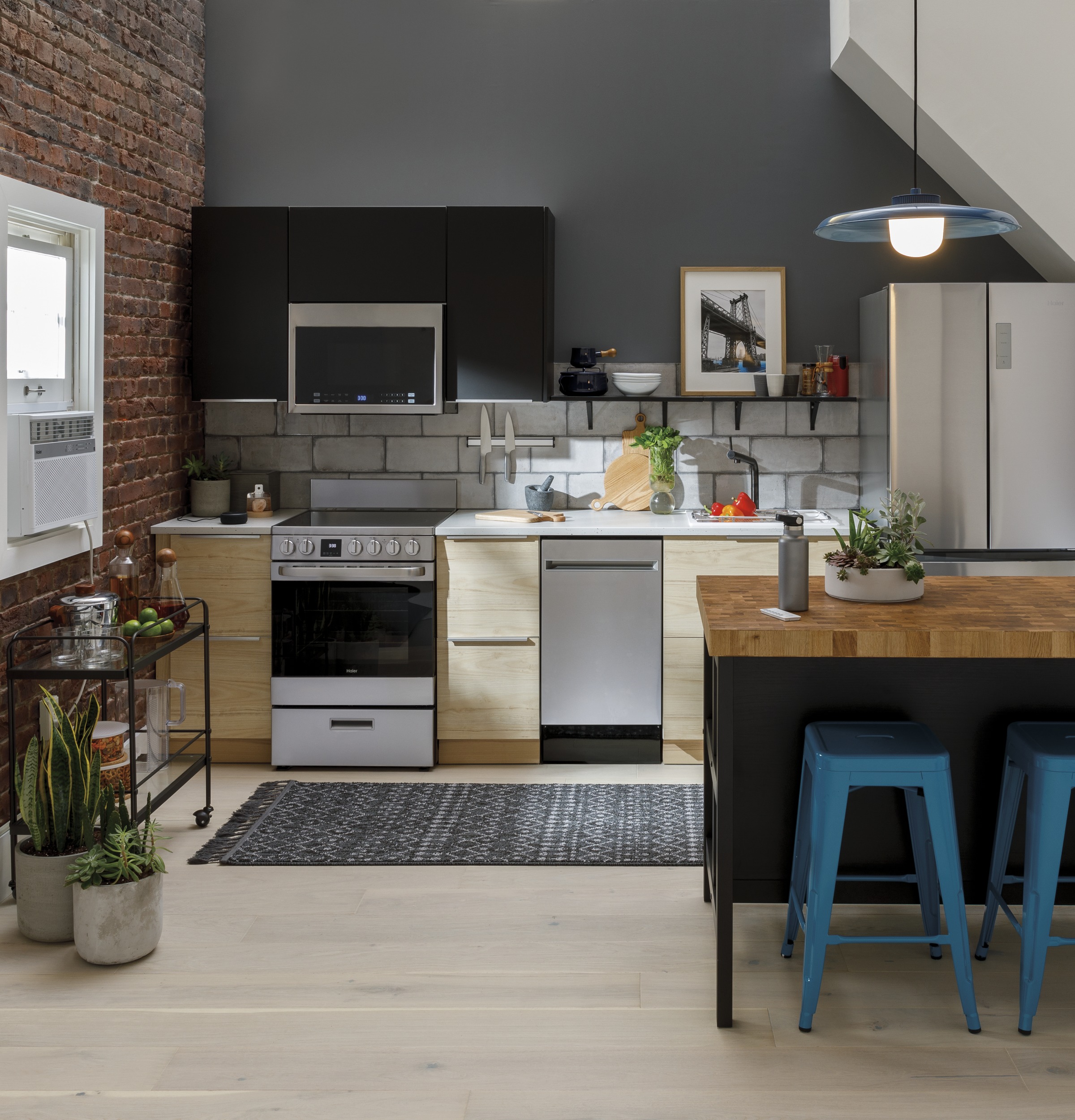 Haier ENERGY STAR® 24" 2.9 Cu. Ft. Electric RangeHaier ENERGY STAR® 24" 2.9 Cu. Ft. Electric Range view 40