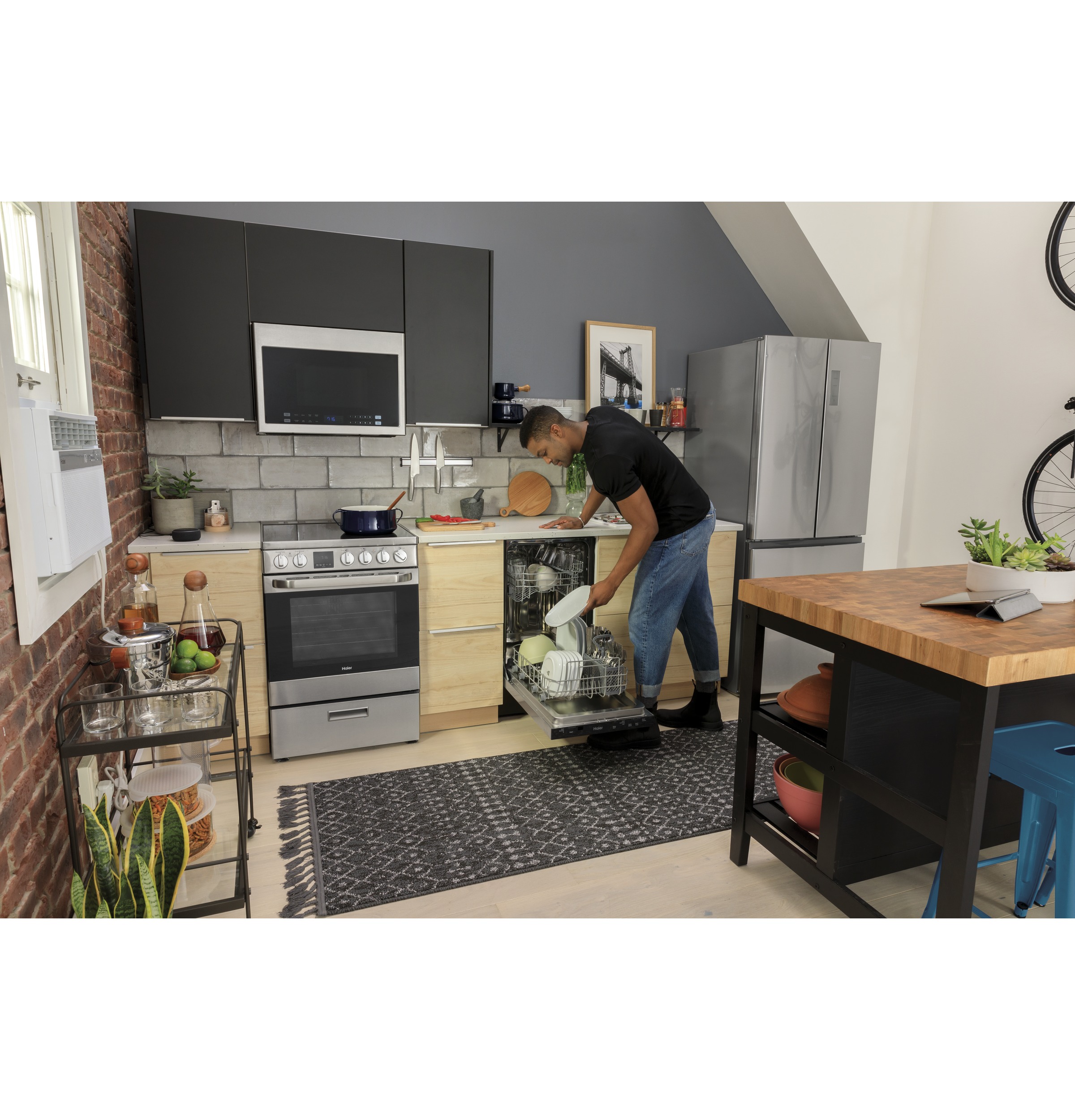 Haier ENERGY STAR® 24" 2.9 Cu. Ft. Electric RangeHaier ENERGY STAR® 24" 2.9 Cu. Ft. Electric Range view 34