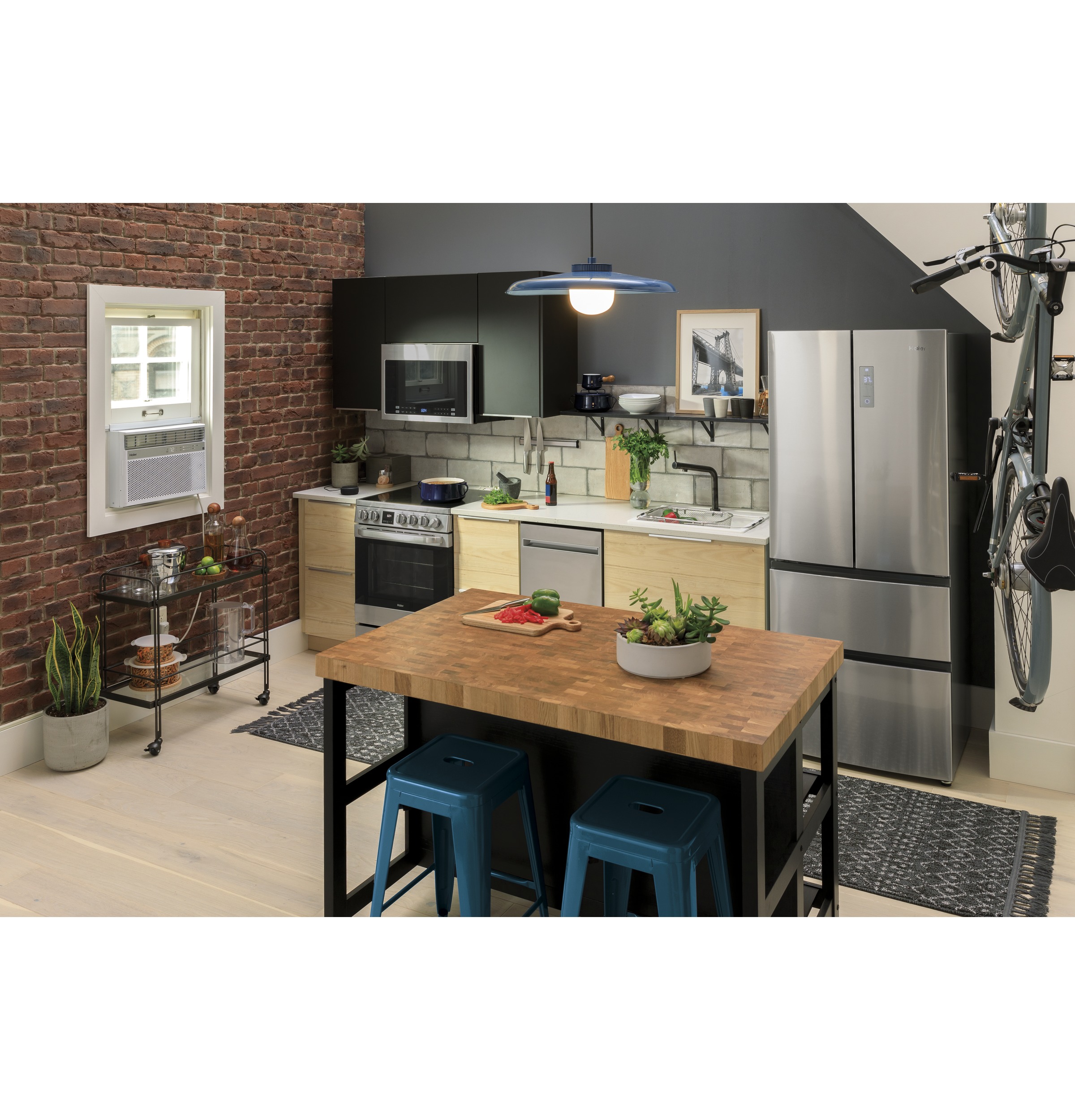 Haier ENERGY STAR® 24" 2.9 Cu. Ft. Electric RangeHaier ENERGY STAR® 24" 2.9 Cu. Ft. Electric Range view 7