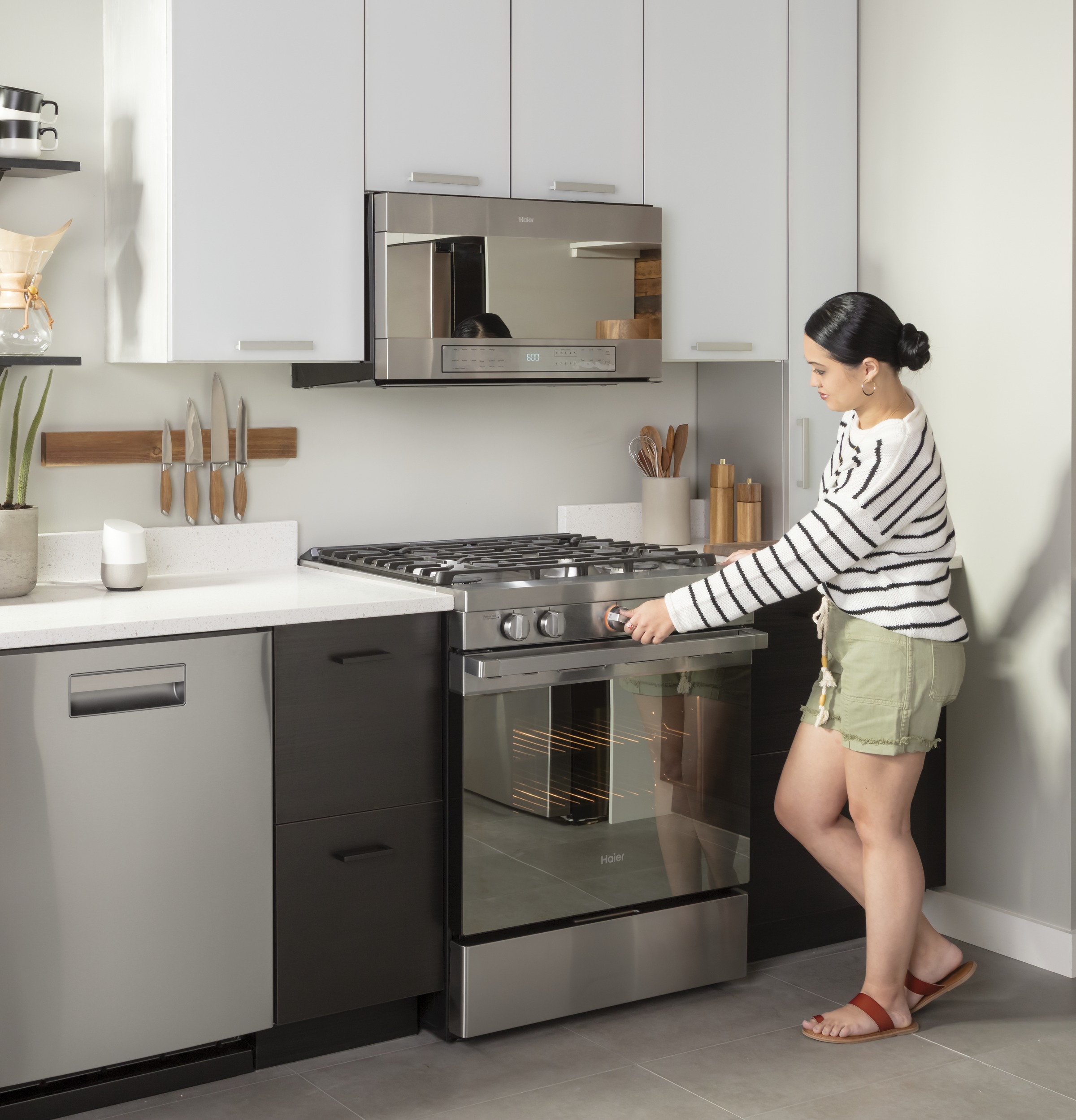 30" Smart Slide-In Gas Range with Convection30" Smart Slide-In Gas Range with Convection QGSS740RNSS