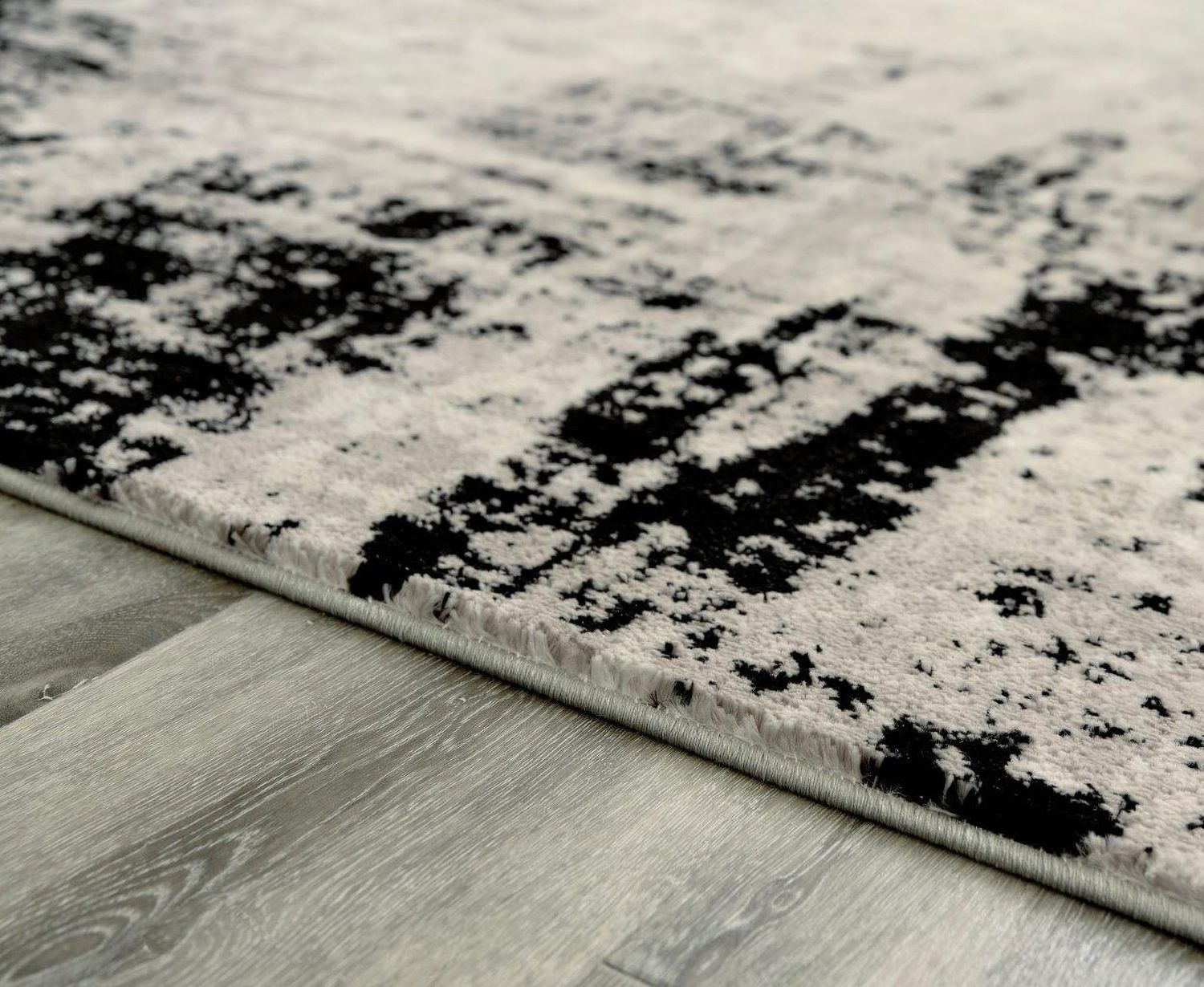 Zekeman Black Cream and Gray Large Rug R404921