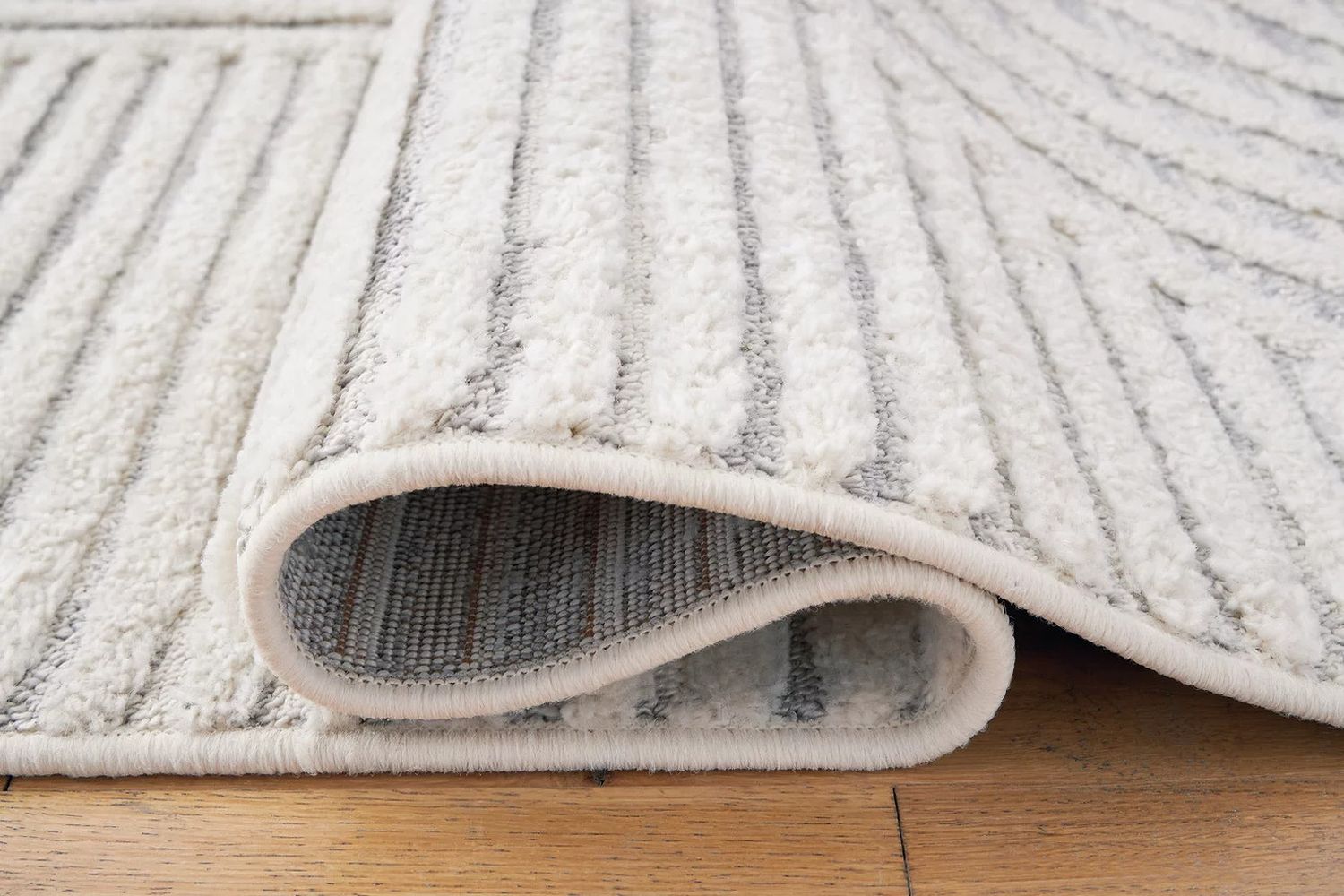 Lambworth Gray And Cream Medium Rug R405342