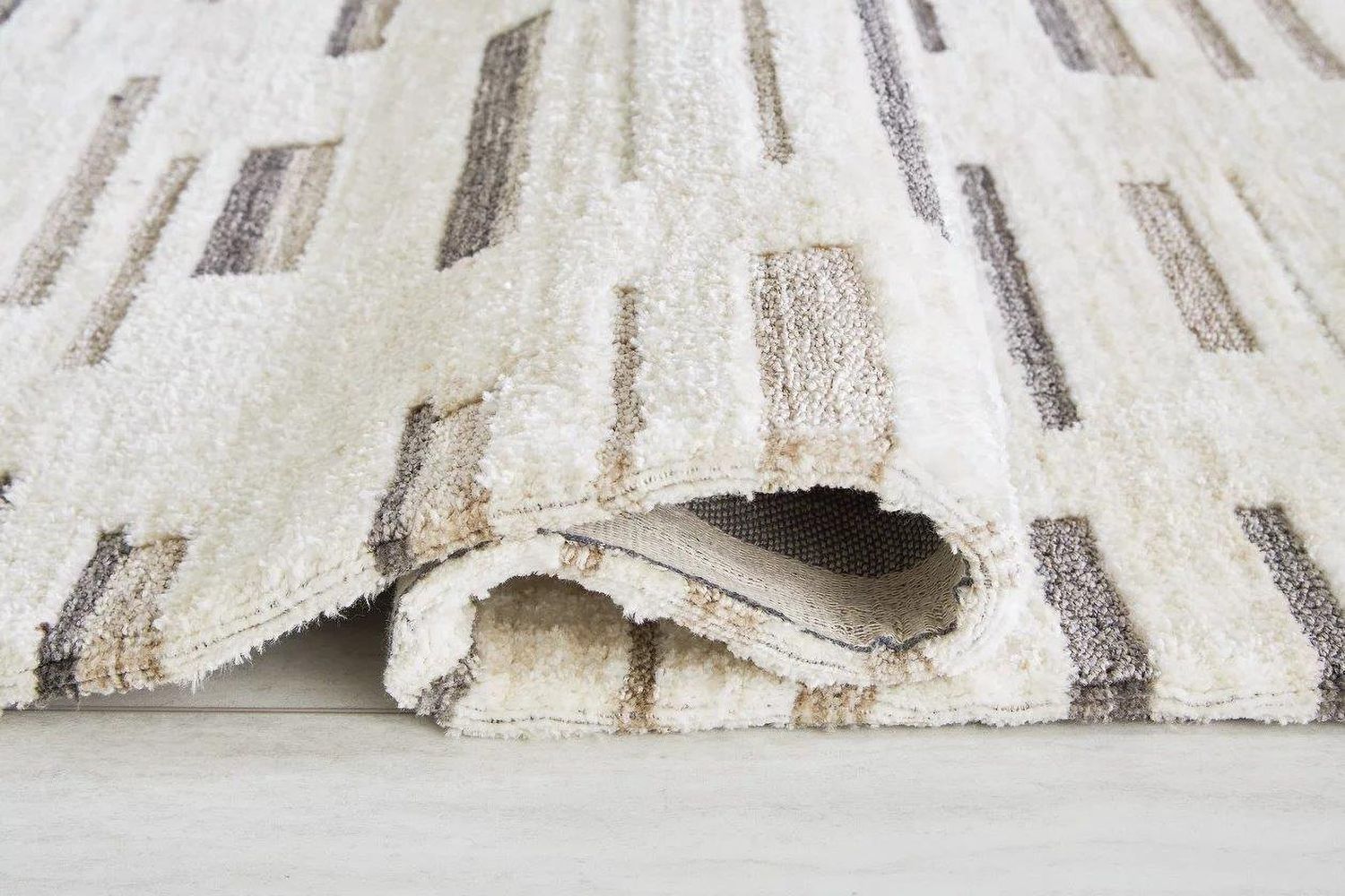 Leesdale 5 ft x 7 ft Rug In Ivory and Brown R406422
