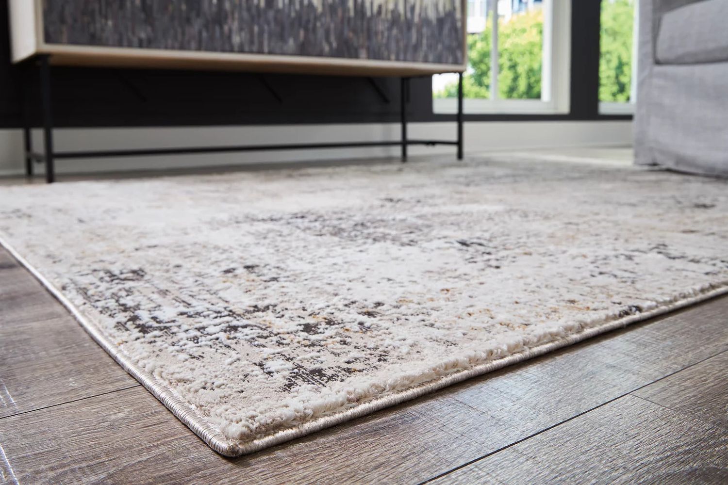 Elaning Medium Rug In Black And Cream And Gray R406702