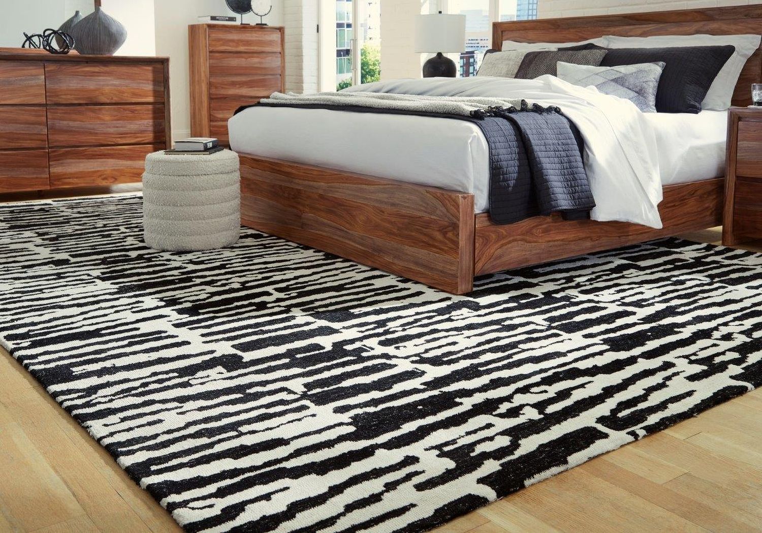 Bramshaw Extra Large Rug In Black and Ivory R406760