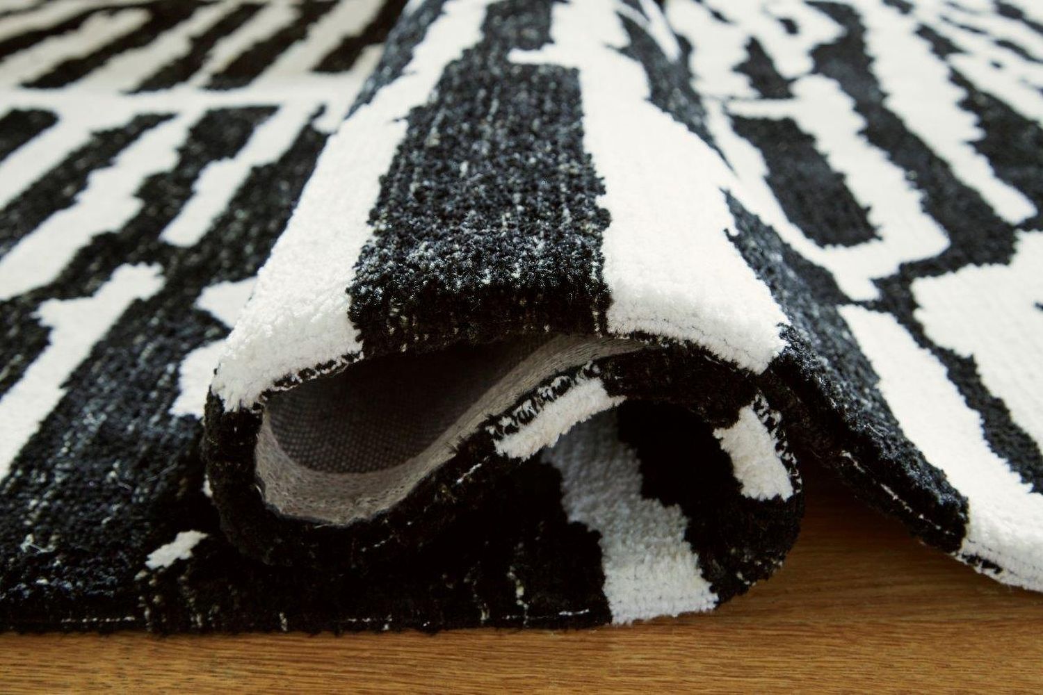 Bramshaw Extra Large Rug In Black and Ivory R406760