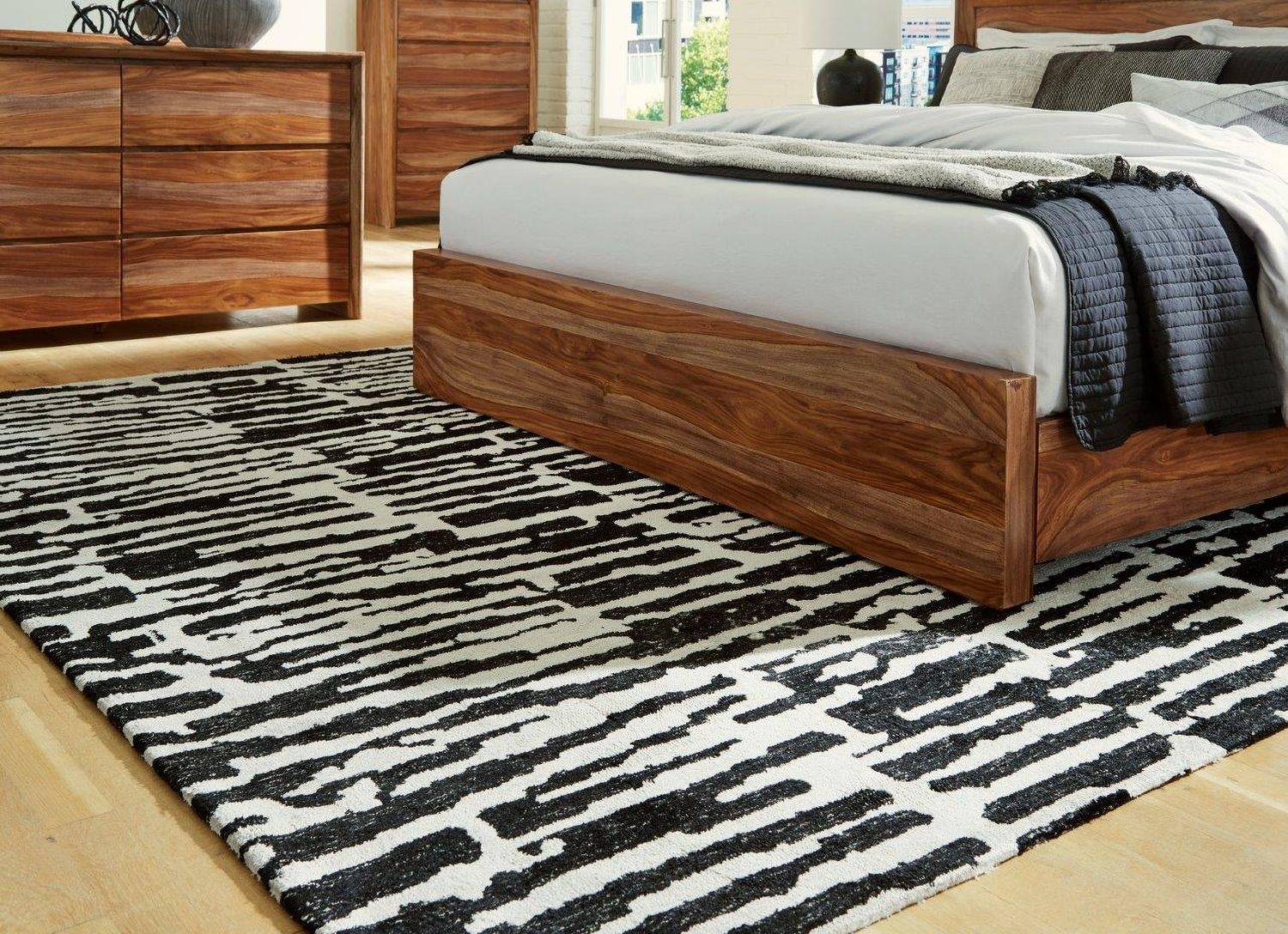 Bramshaw Large Rug In Black and Ivory R406761