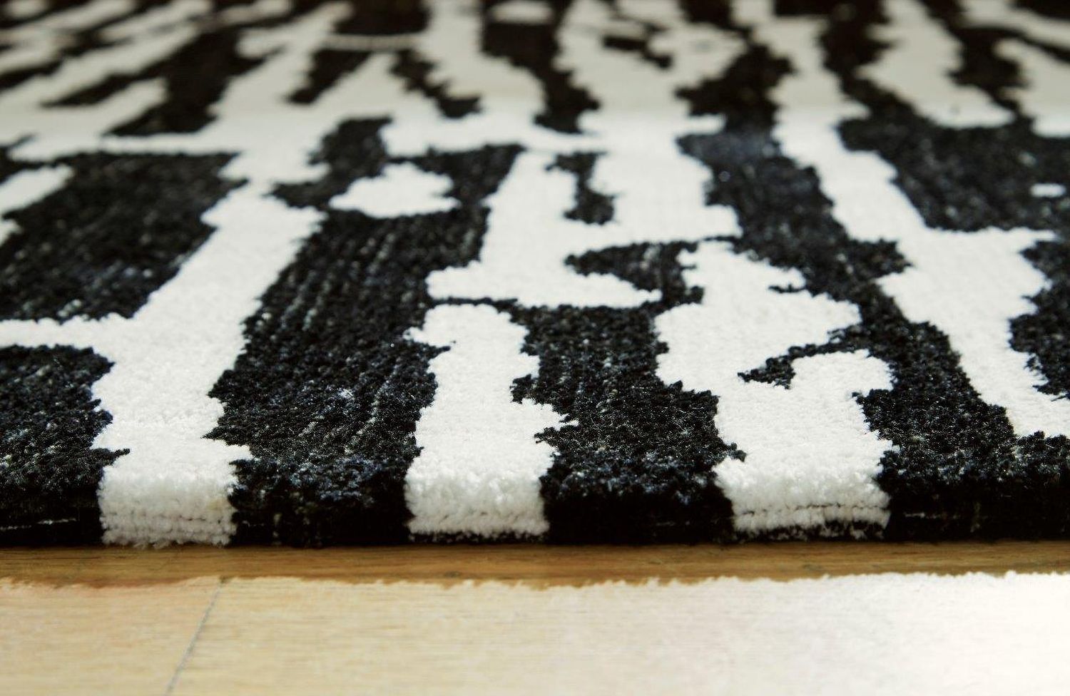Bramshaw Large Rug In Black and Ivory R406761