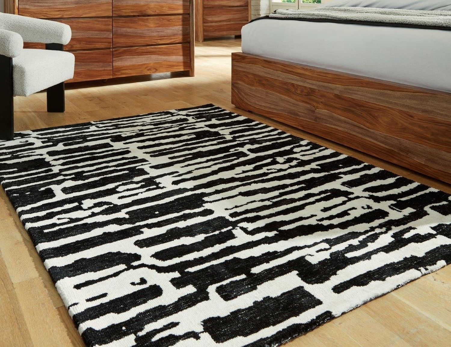 Bramshaw Medium Rug In Black and Ivory R406762