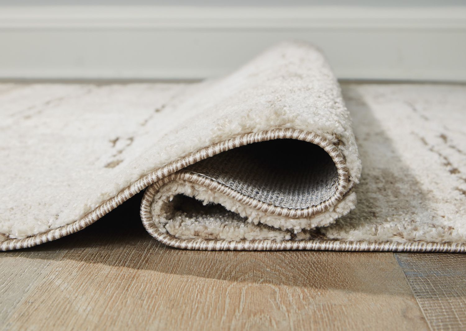 Kasney Medium Rug In Cream and Brown R406852