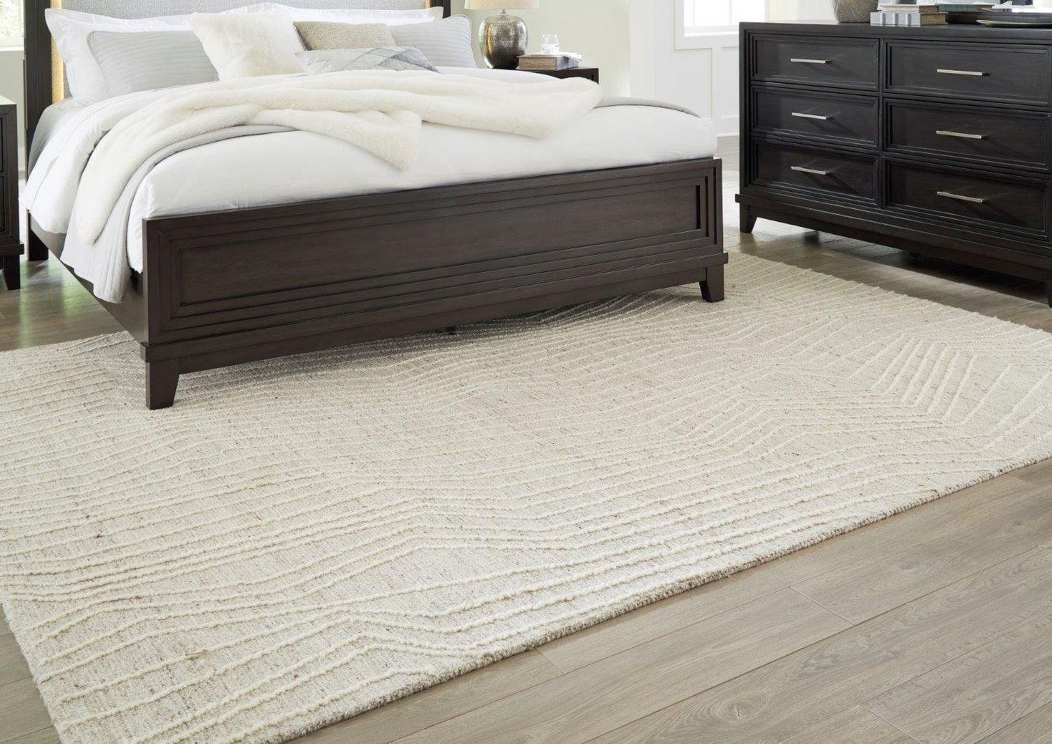 Varahill Large Rug In Gray and Ivory R406931