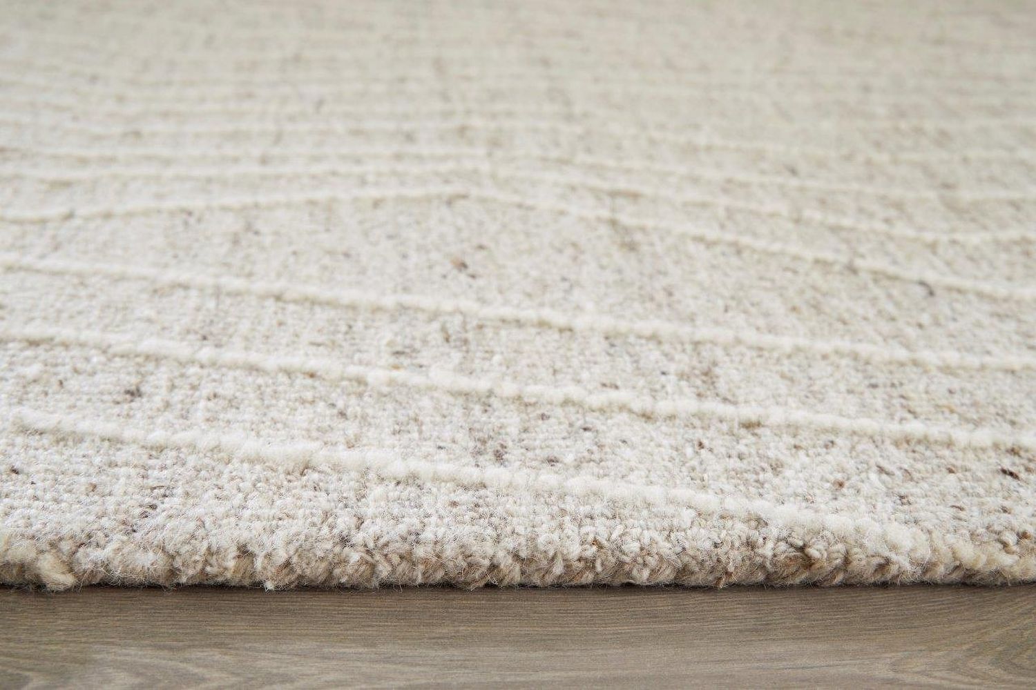 Varahill Large Rug In Gray and Ivory R406931