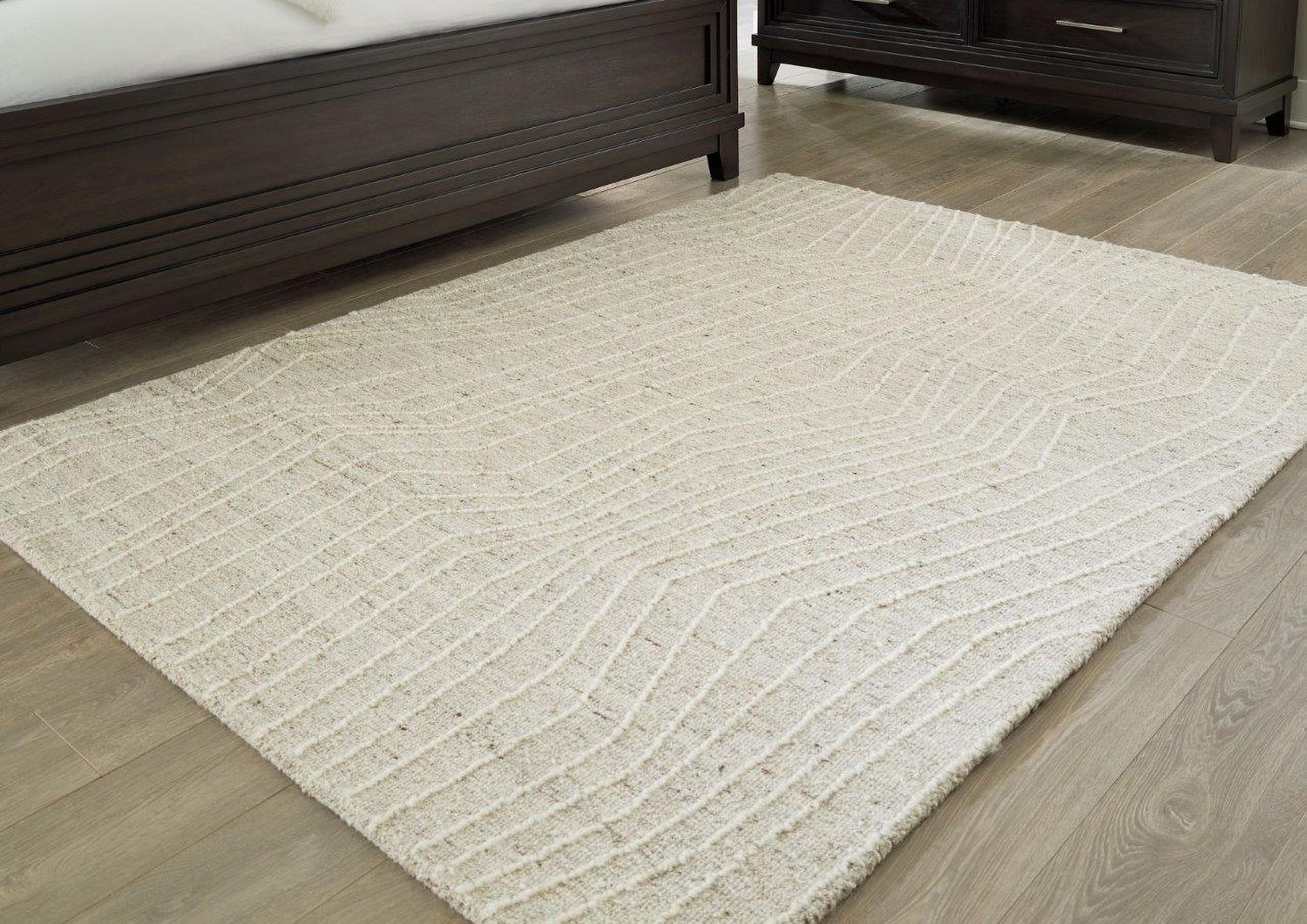 Varahill Medium Rug In Gray and Ivory R406932