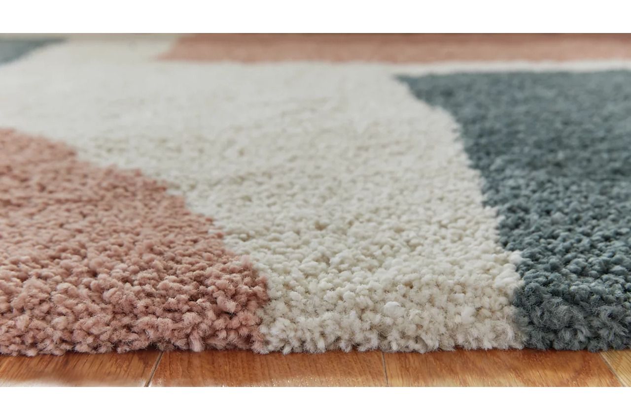 Flynnwick 5' x 7' Rug In Cream/Pink/Gray R407182