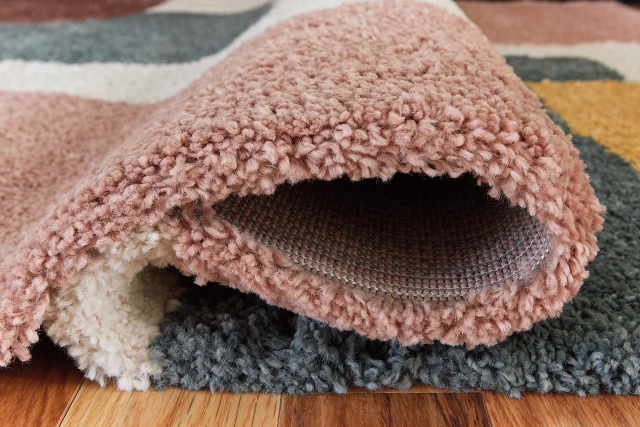 Flynnwick 5' x 7' Rug In Cream/Pink/Gray R407182