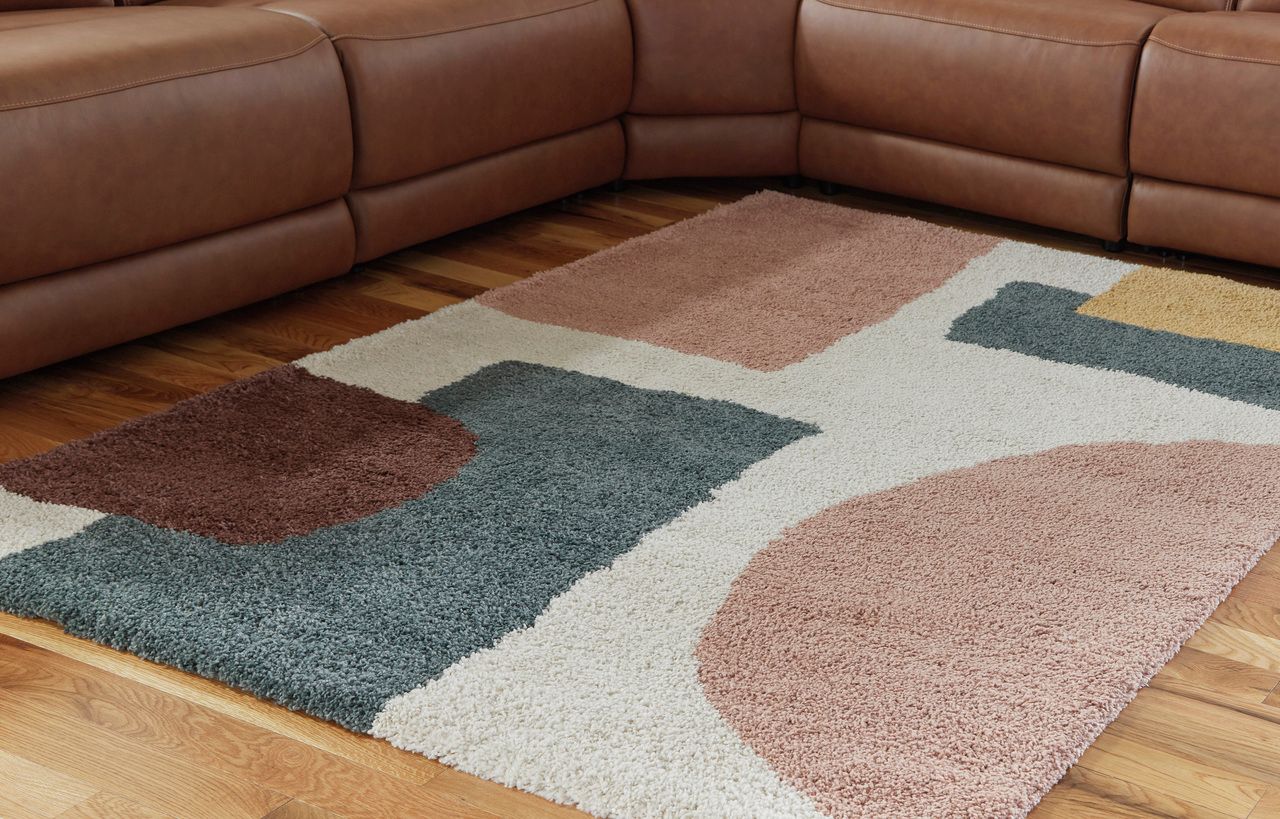 Flynnwick 5' x 7' Rug In Cream/Pink/Gray R407182