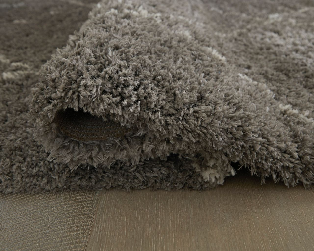 Wrenlow 5' x 7' Rug In Gray and Cream R407222