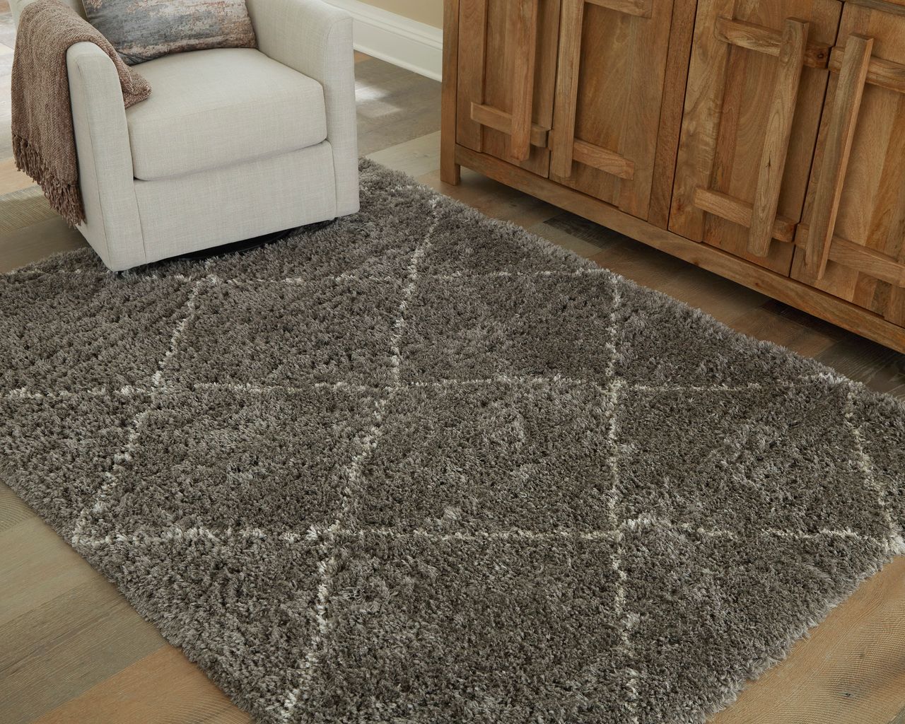 Wrenlow 5' x 7' Rug In Gray and Cream R407222