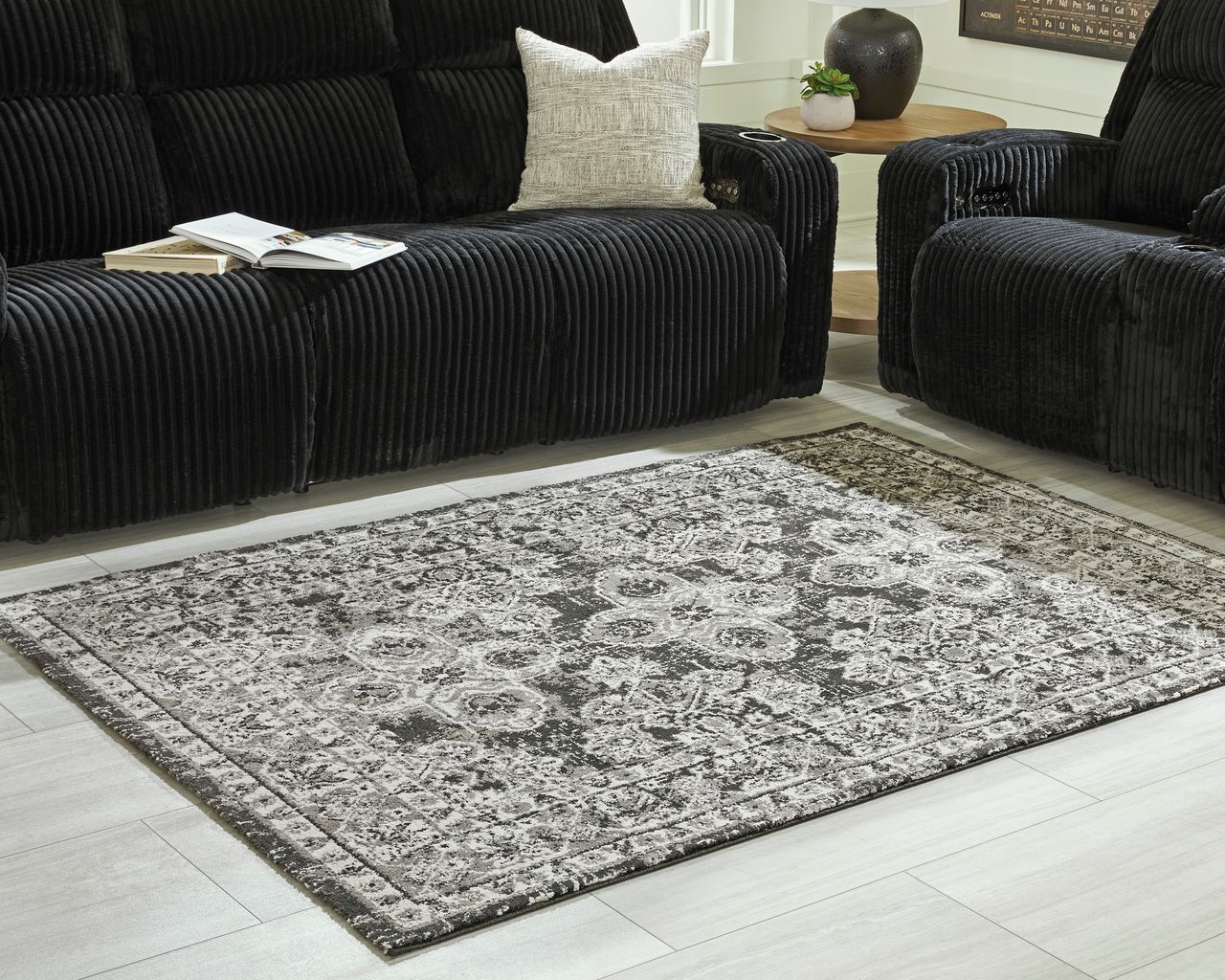 Glennisman Medium Rug In Black/Gray/Ivory R407272