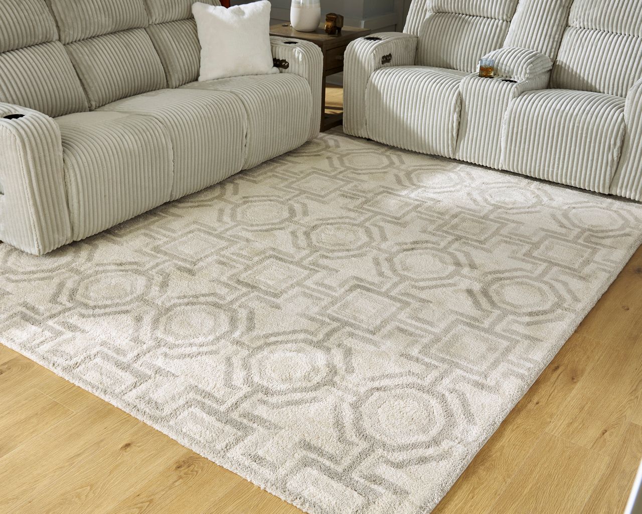 Maconville Large Rug In Gray and Ivory R407321