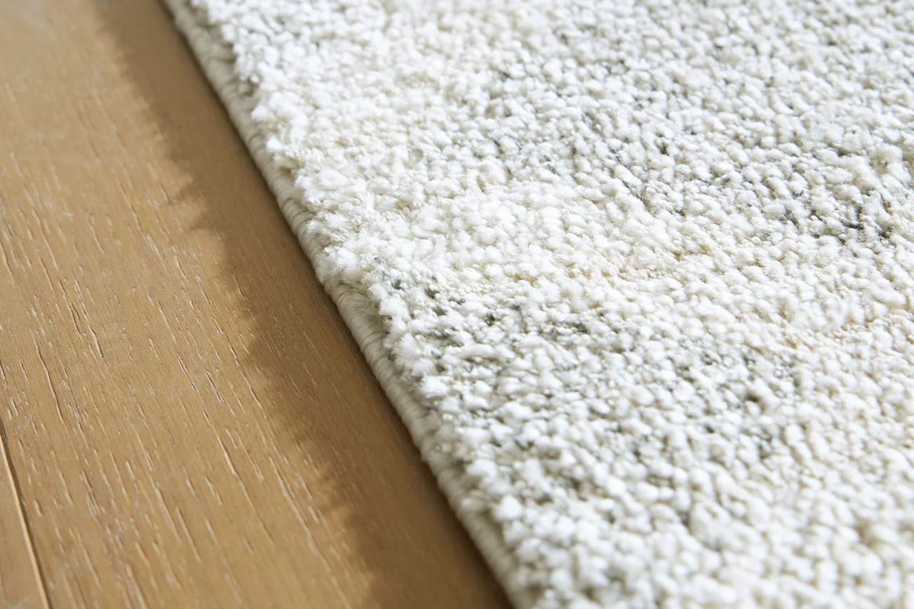 Unawick Large Rug In Gray and Ivory R407331