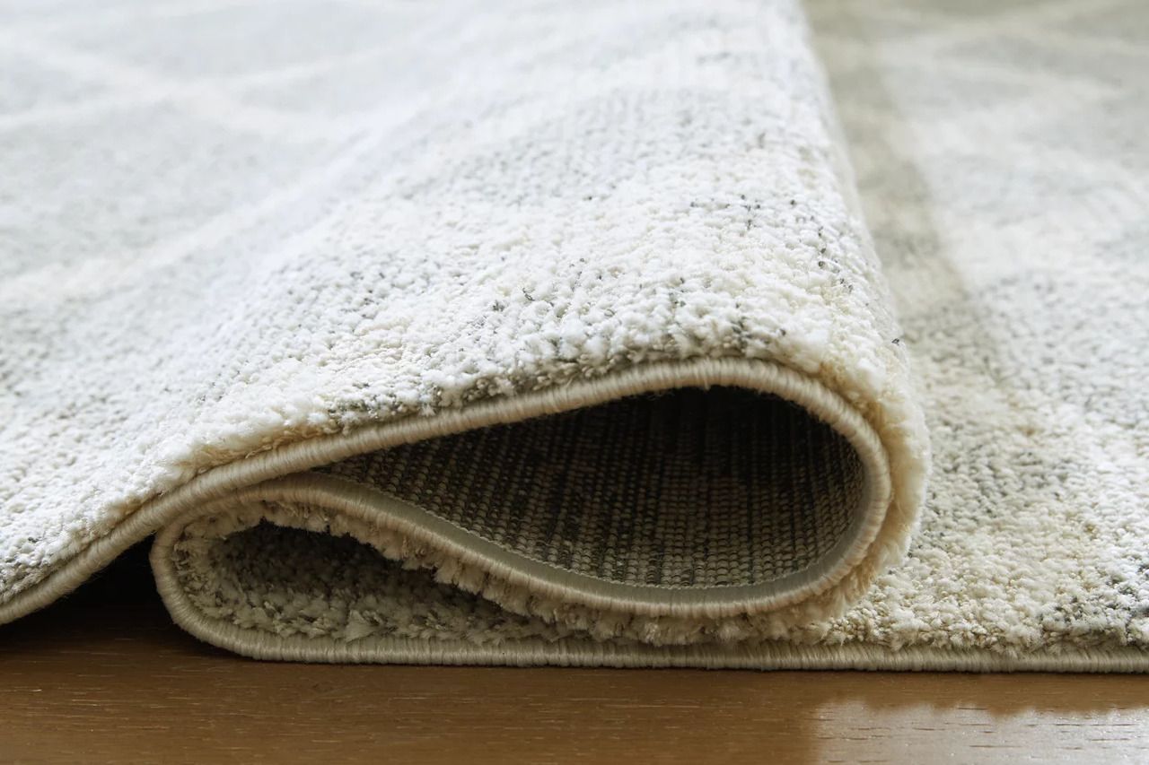 Unawick Large Rug In Gray and Ivory R407331