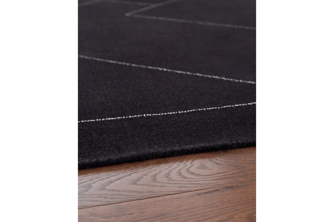 Marav 5' x 7' Area Rug In Black and White R407532