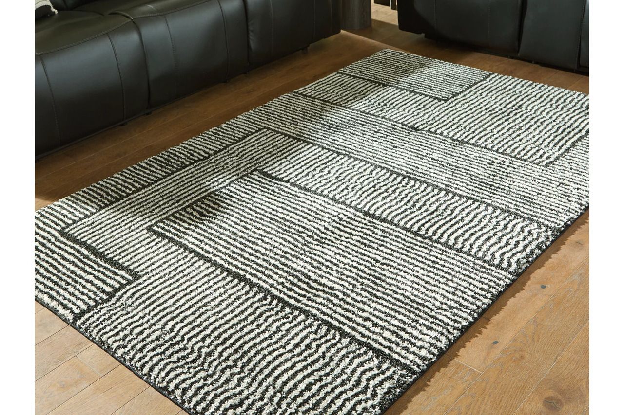 Kurtmen 5' x 7' Area Rug In Black and Ivory R407592